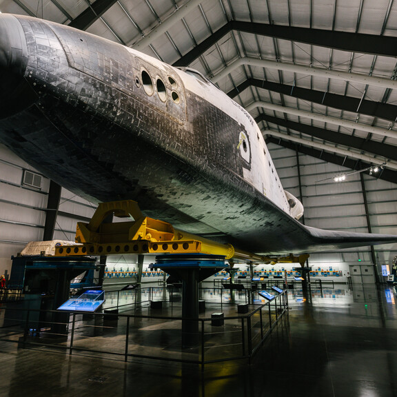 Endeavour in the Samuel Oschin Pavilion from nose to tail